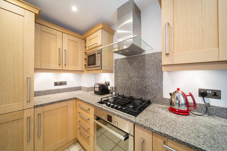 2BR House - Sleeps 5 with Parking - Guildford Centre House in Guildford