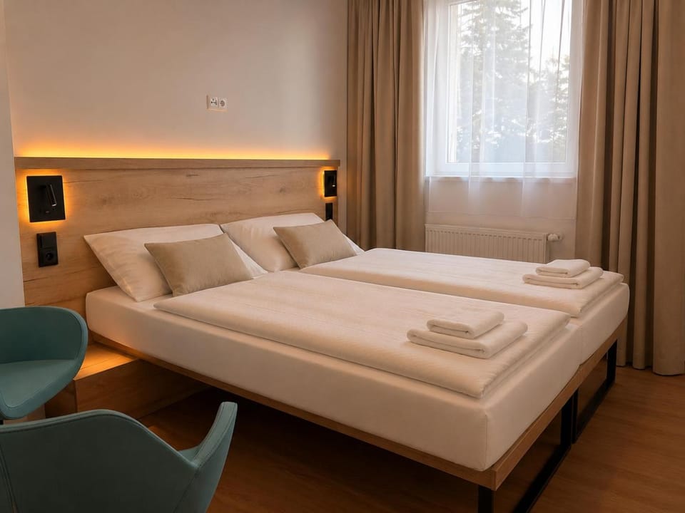 Bed, Photo of the whole room, Bedroom, towels