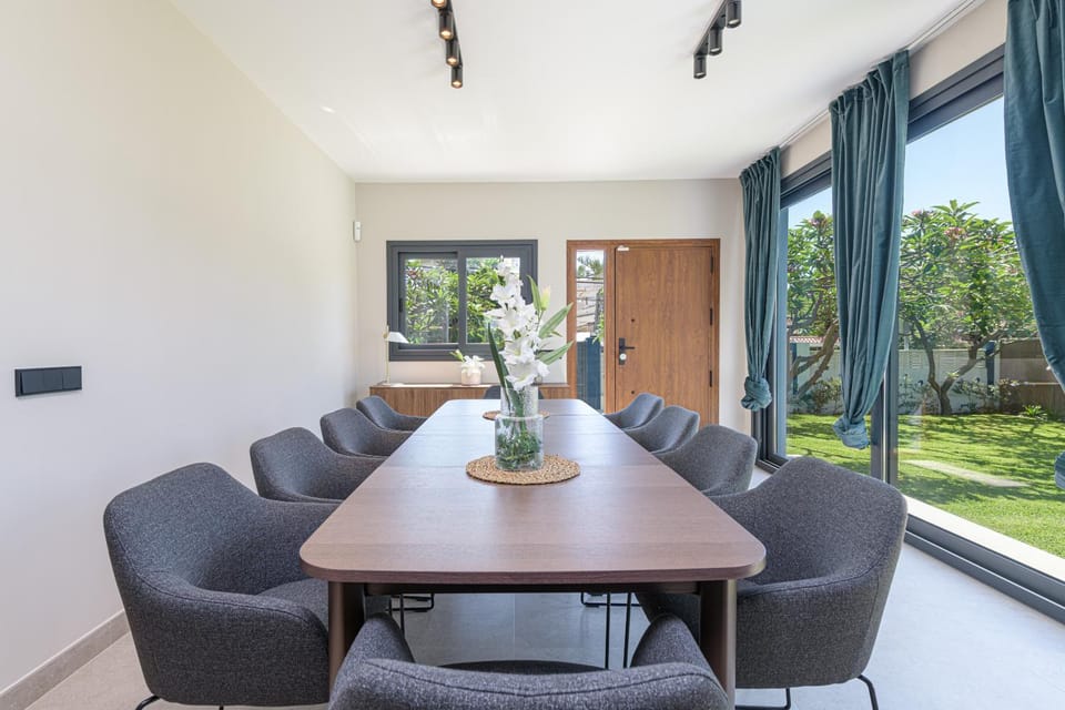 Garden, Living room, Seating area, Dining area