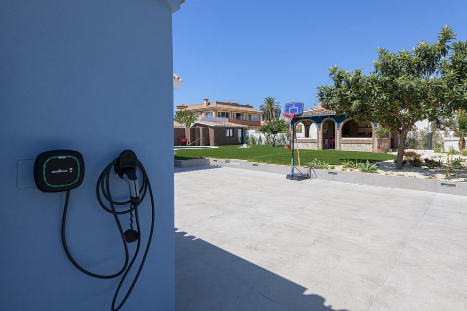 Patio, Inner courtyard view, Parking