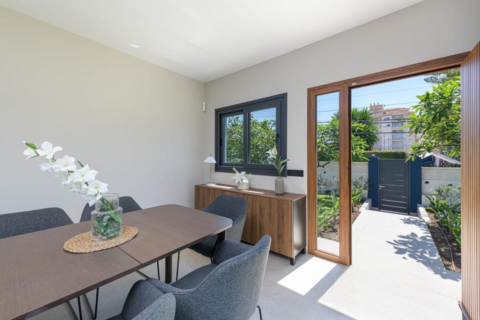 Patio, View (from property/room), Living room, Seating area