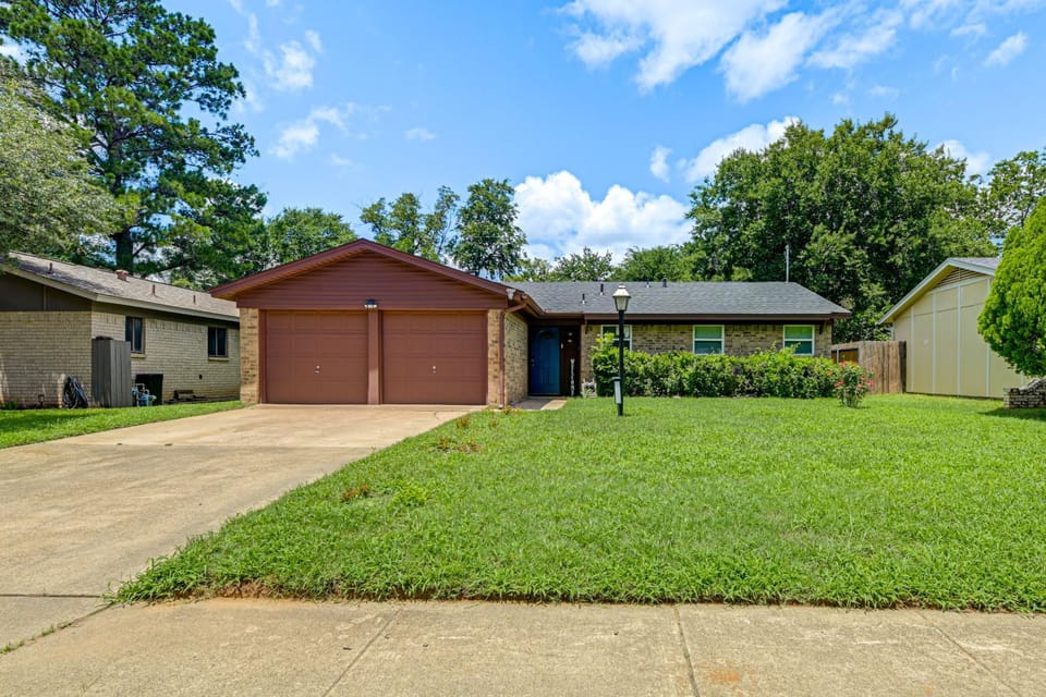 7 Mi to Six Flags! Family Retreat in DFW Suburbs House in Irving