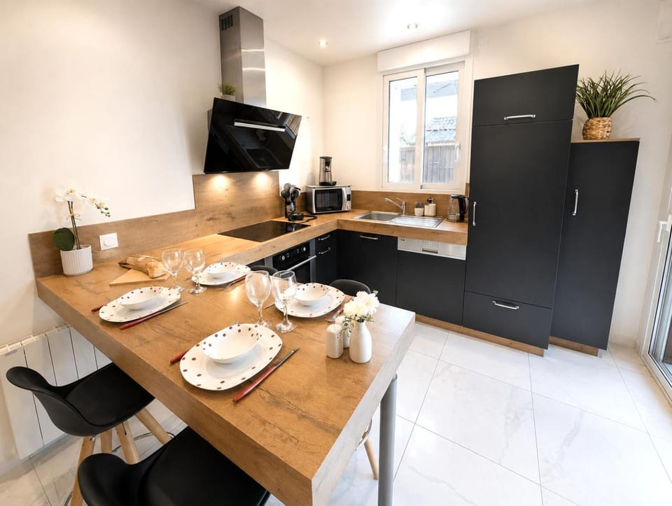 Kitchen or kitchenette, oven, stove