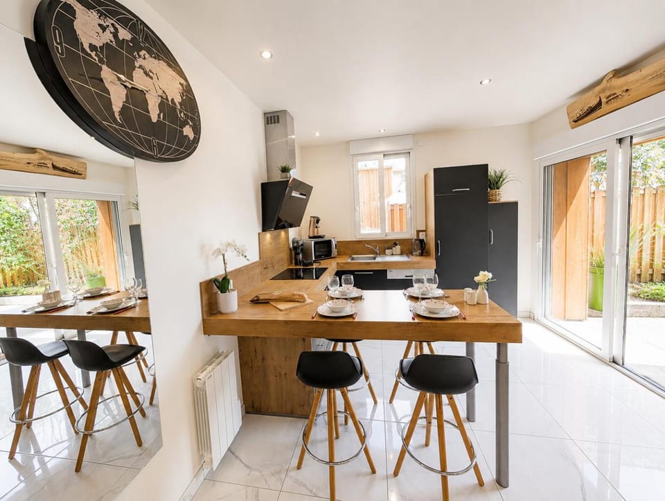 Coffee/tea facilities, Kitchen or kitchenette, stove, toaster