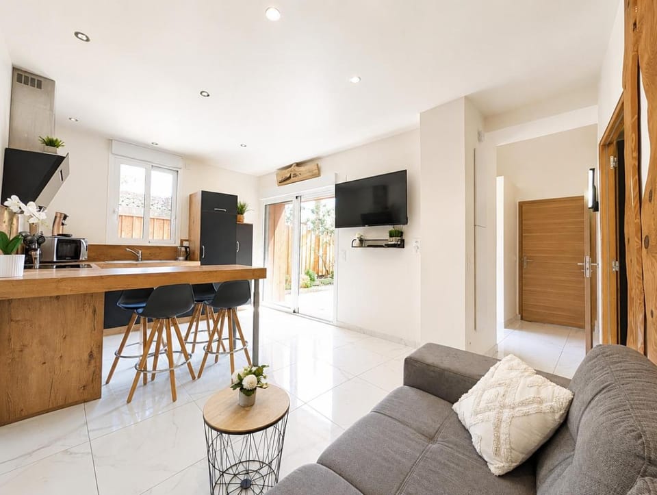 TV and multimedia, Kitchen or kitchenette, Seating area