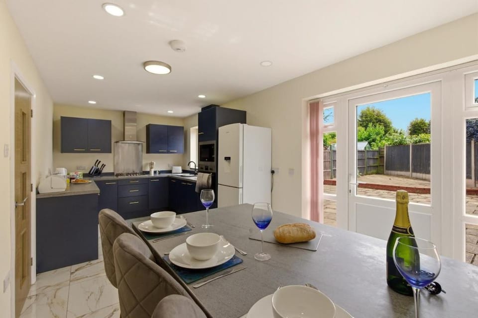 Dining area, kitchen