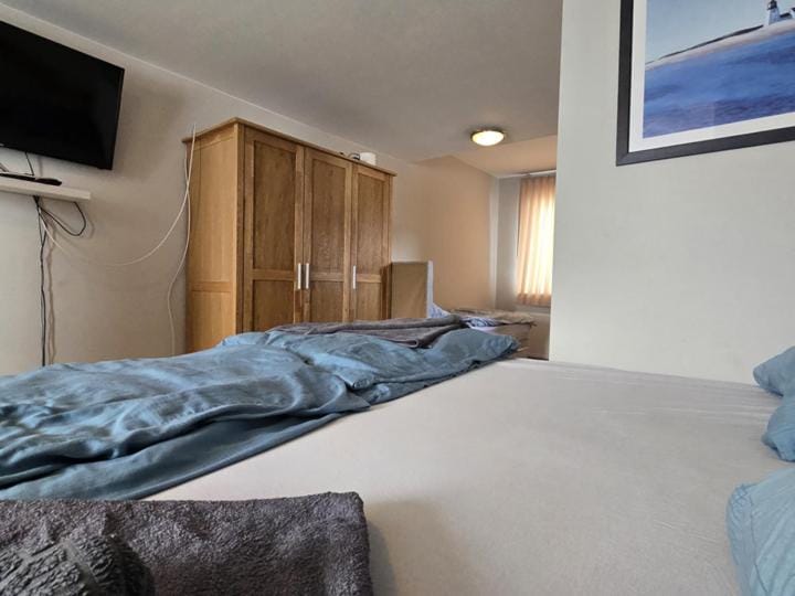 Bed, TV and multimedia, Photo of the whole room, Bedroom, wardrobe