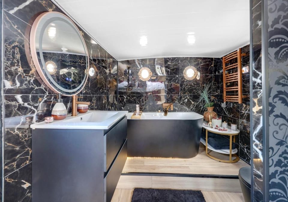 Bathroom, Bath, towels