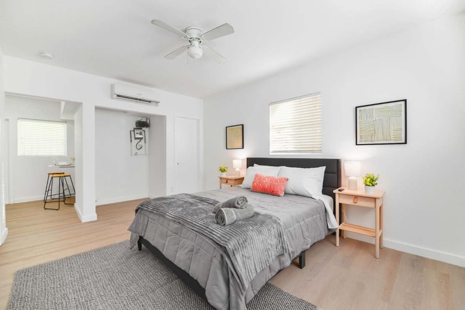 Bed, Photo of the whole room, Bedroom