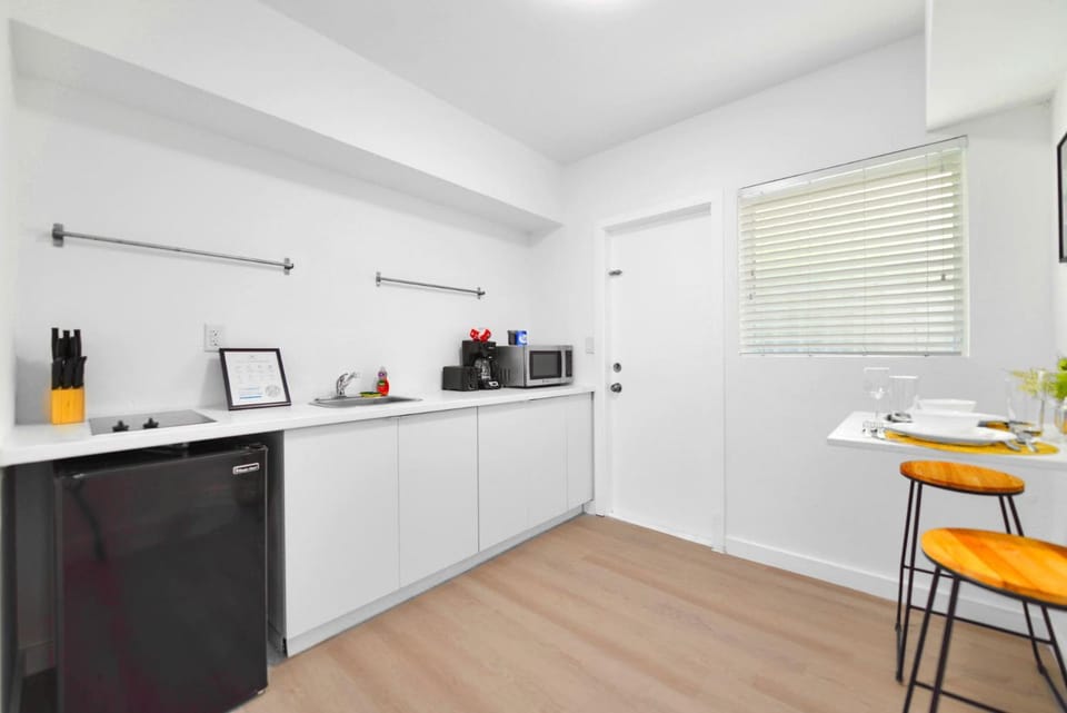 Coffee/tea facilities, Kitchen or kitchenette, Dining area