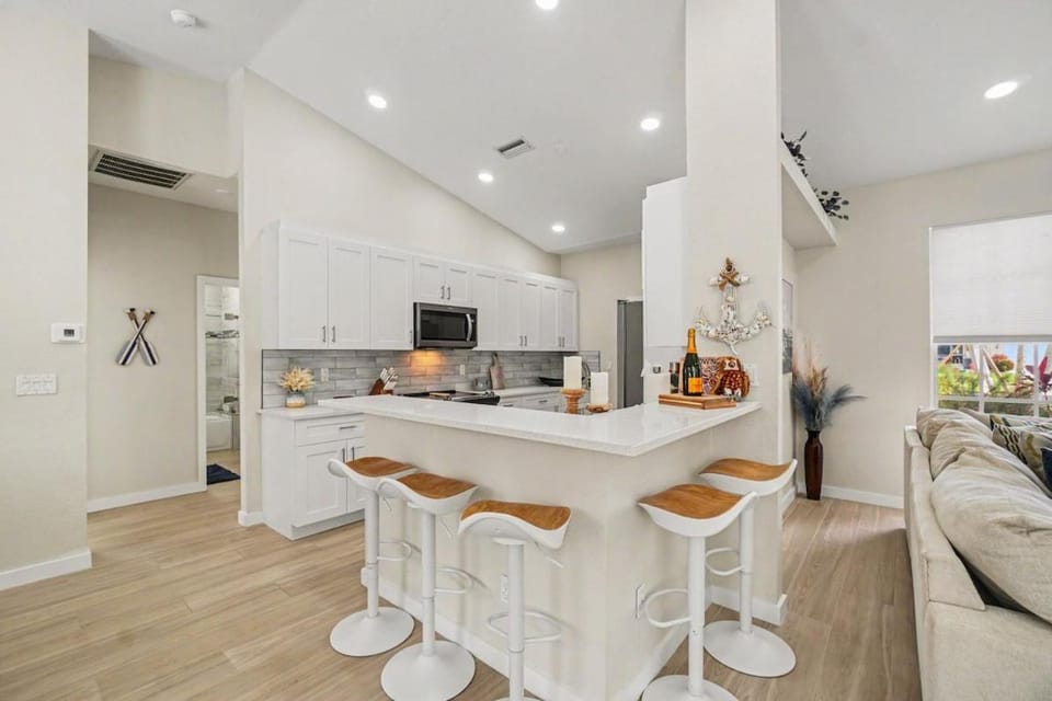 Kitchen or kitchenette, Seating area