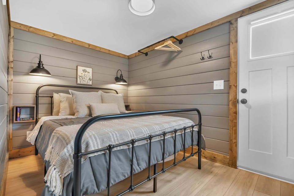 3 Cabins Sleeps 18 - Private Hot Tubs Near Chatt Cabin in Chattanooga