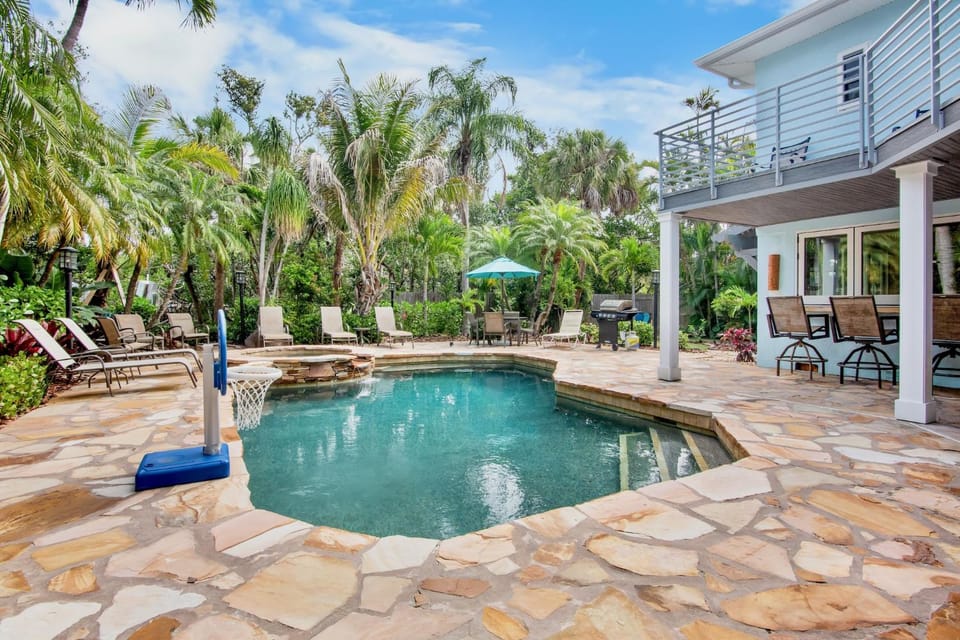 Property building, Day, Natural landscape, Garden, Balcony/Terrace, Seating area, Swimming pool
