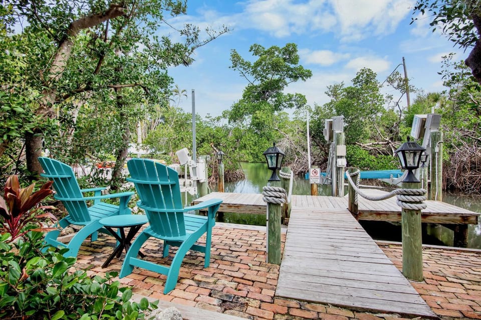 Patio, Day, Natural landscape, Garden, Seating area, River view