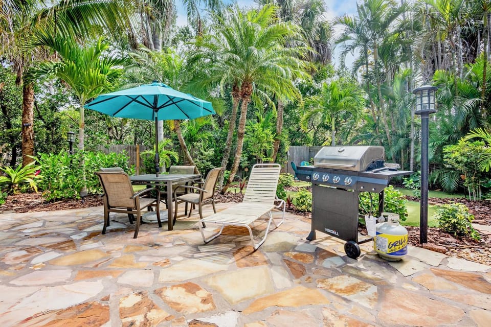 Patio, Day, BBQ facilities, Garden, Seating area, Dining area