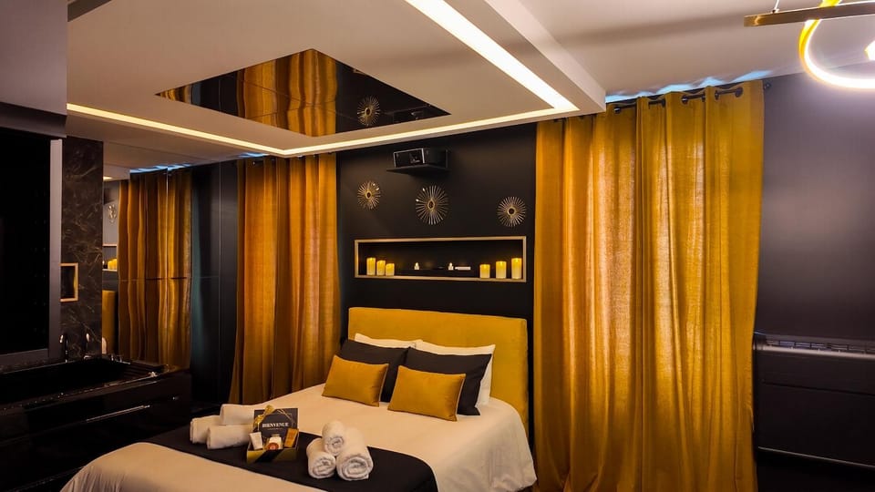 Bed, TV and multimedia, Living room, Photo of the whole room, Bedroom