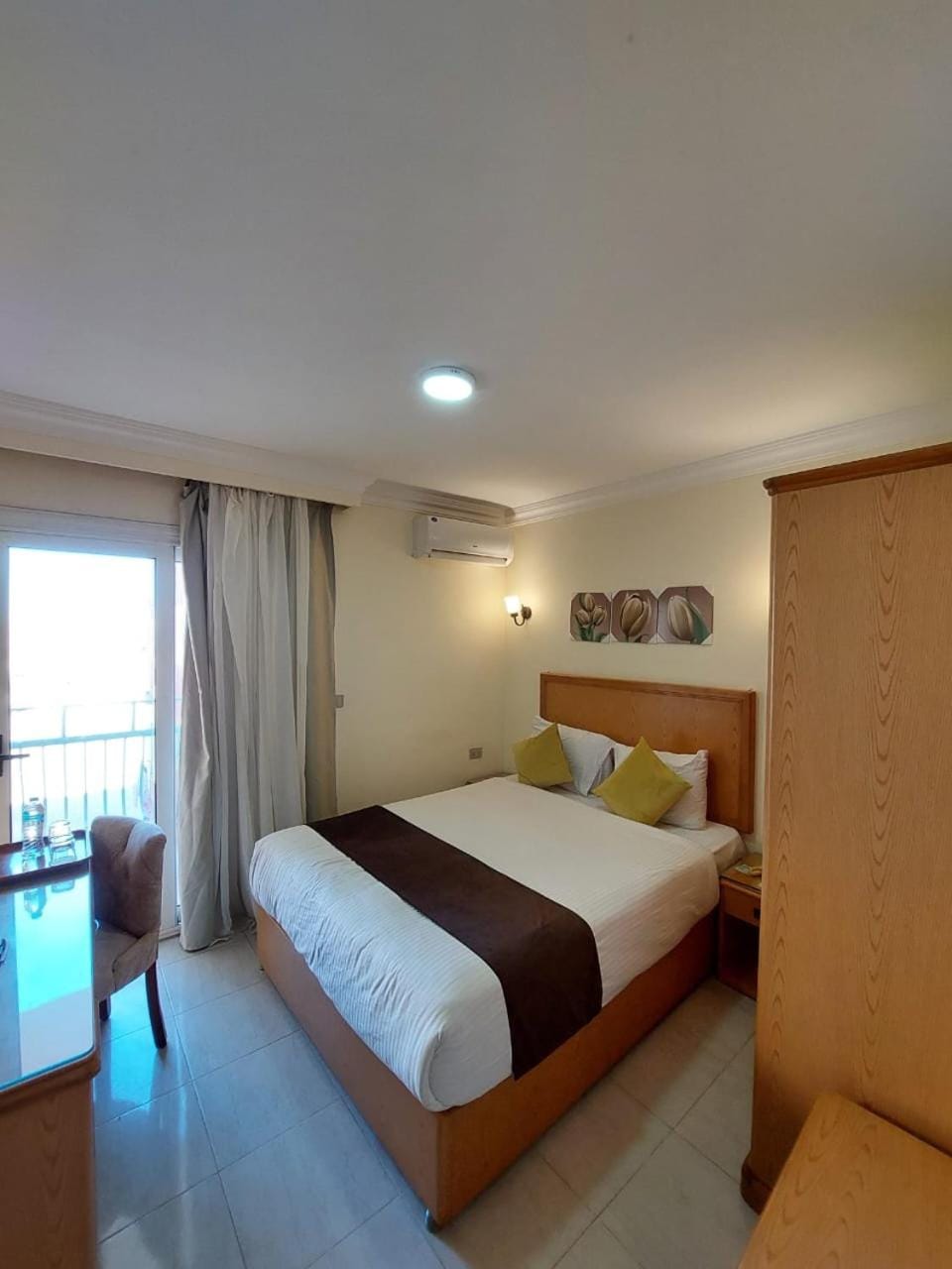 Amazing location incalssic room pyramids giza besaid big mussm world Vacation rental in Egypt