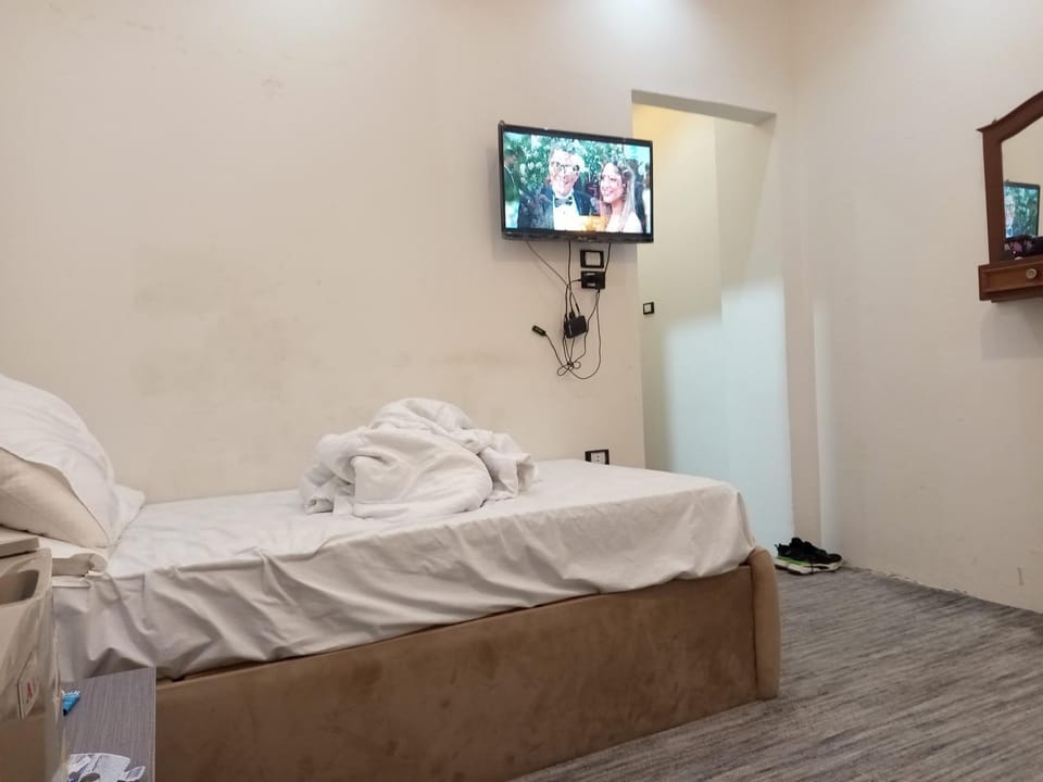 Amazing location incalssic room pyramids giza besaid big mussm world Vacation rental in Egypt