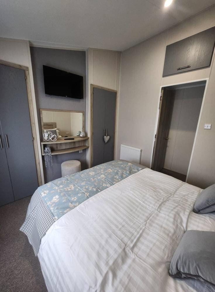 Bed, TV and multimedia, Bedroom, wardrobe