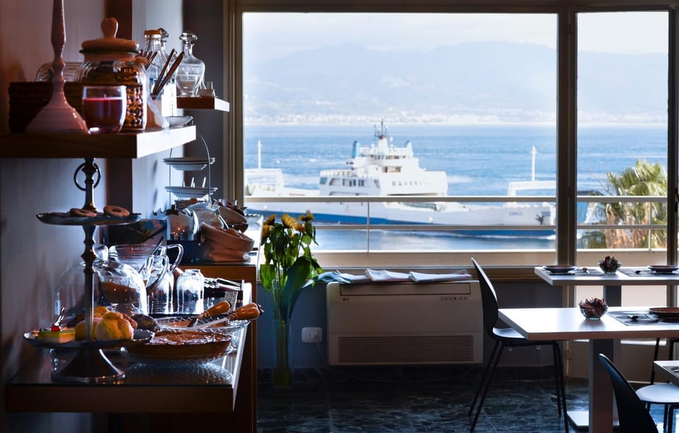 Communal lounge/ TV room, Living room, Lounge or bar, Banquet/Function facilities, Decorative detail, Seating area, Food, Sea view, Continental breakfast, Buffet breakfast, Italian breakfast, American breakfast