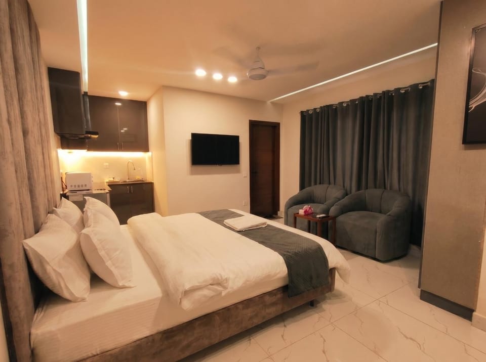 Bed, TV and multimedia, Living room, Photo of the whole room, Seating area, Bedroom