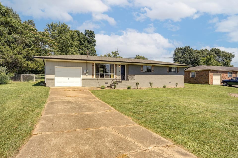 Minutes From Chattanooga / The Scenic City House in Alabama