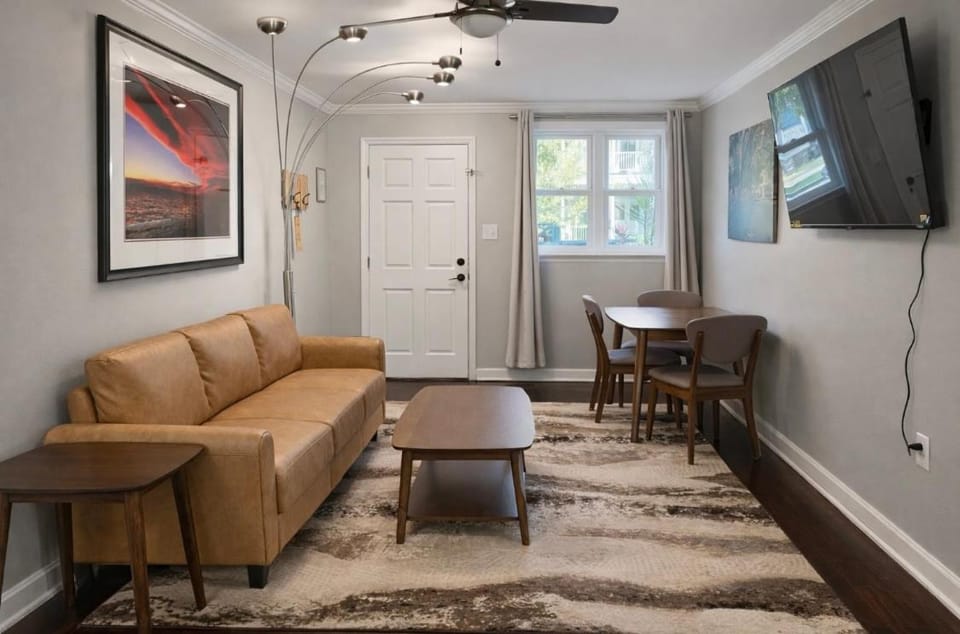 Hourglass Inn Unit A First Floor House in Savannah
