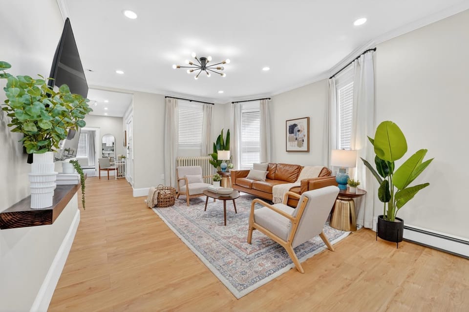 Spacious 5 BR Boston Home near Train & Parking Apartment in Quincy
