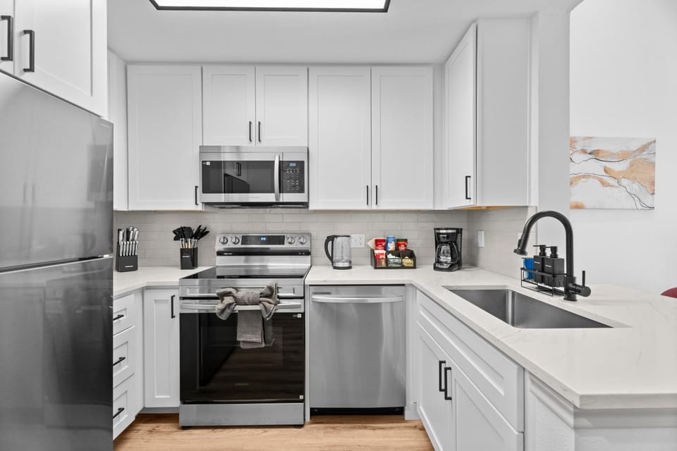 Kitchen or kitchenette, dishwasher, oven