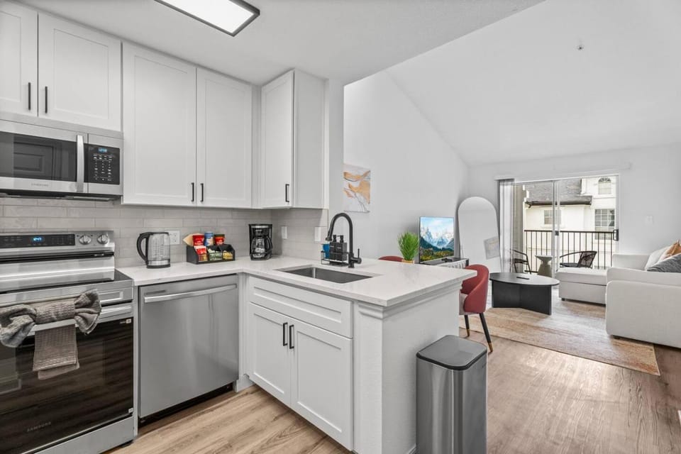 Coffee/tea facilities, dishwasher, oven
