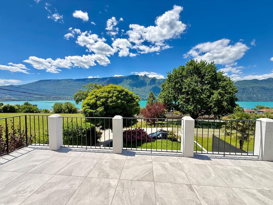 Balcony/Terrace, Lake view, Mountain view