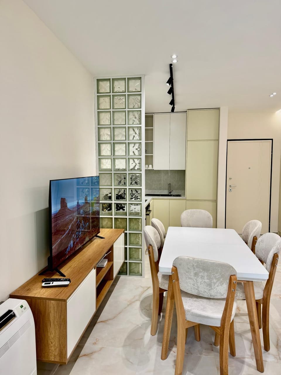 Golden Residence 101- Beachfront&Swimming Pool Ap Apartment in Sarandë
