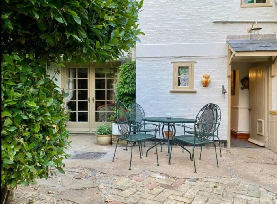 Georgian home in village setting with fireplace House in Huntingdonshire District