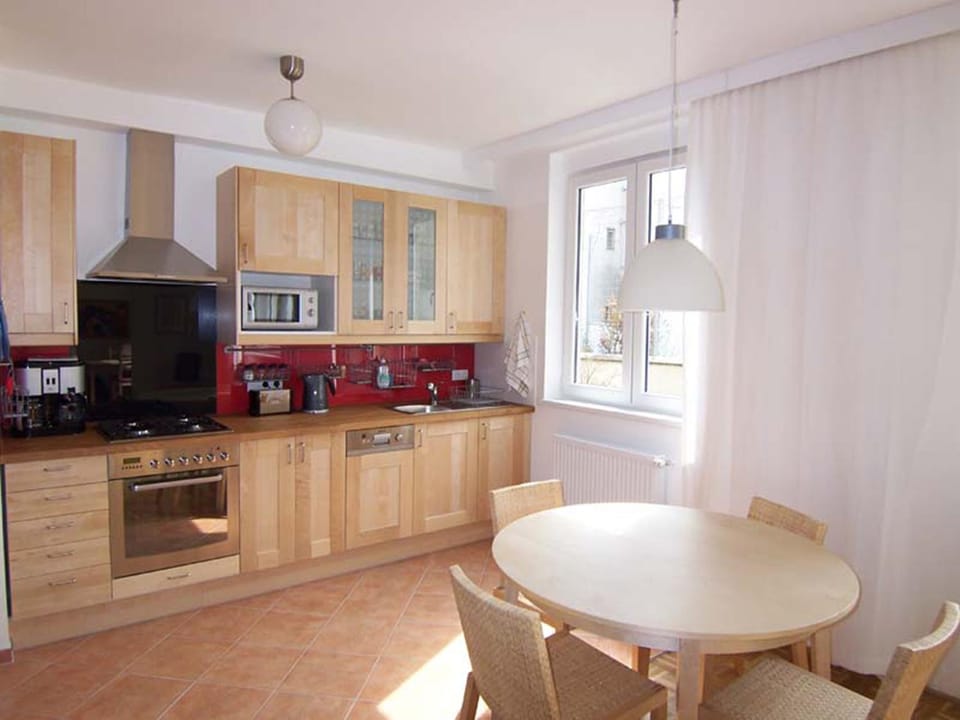 Coffee/tea facilities, Kitchen or kitchenette, Living room, Dining area