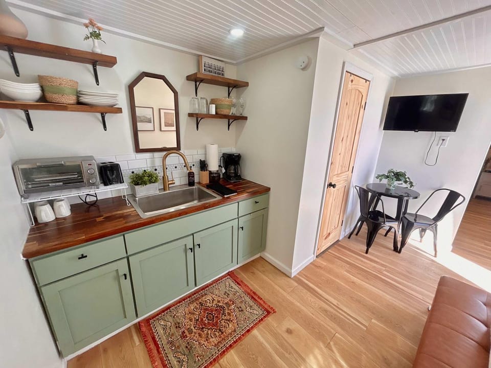 3 Tiny Homes Sleeps 14-Rustic Farm Chattanooga House in Chattanooga