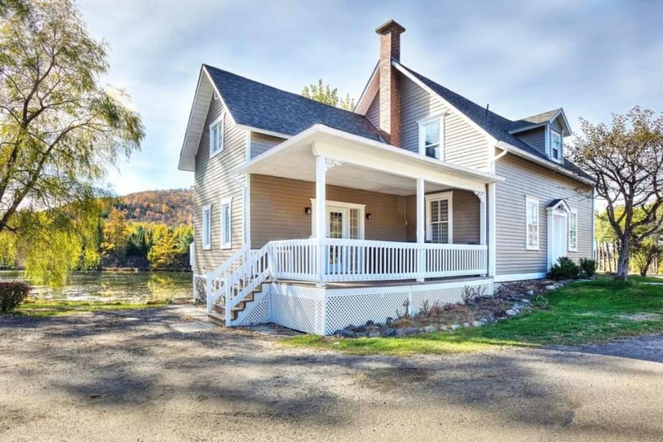 Country house with SPA, small beach, pool House in Mont-Tremblant