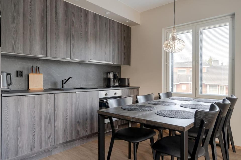 Coffee/tea facilities, Kitchen or kitchenette, Dining area, oven, stove, toaster