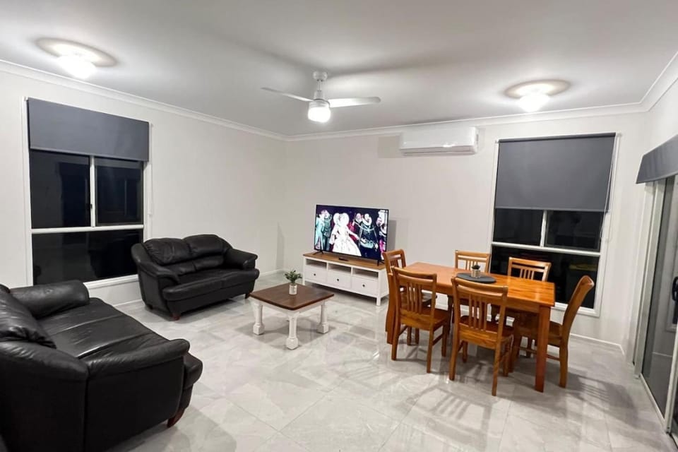 Fully Airconditioned Modern 4BDR 13 Beds Ensuite 2 bath House in Brisbane