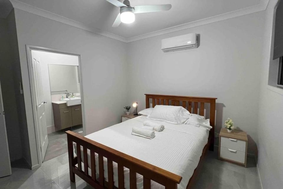 Fully Airconditioned Modern 4BDR 13 Beds Ensuite 2 bath House in Brisbane
