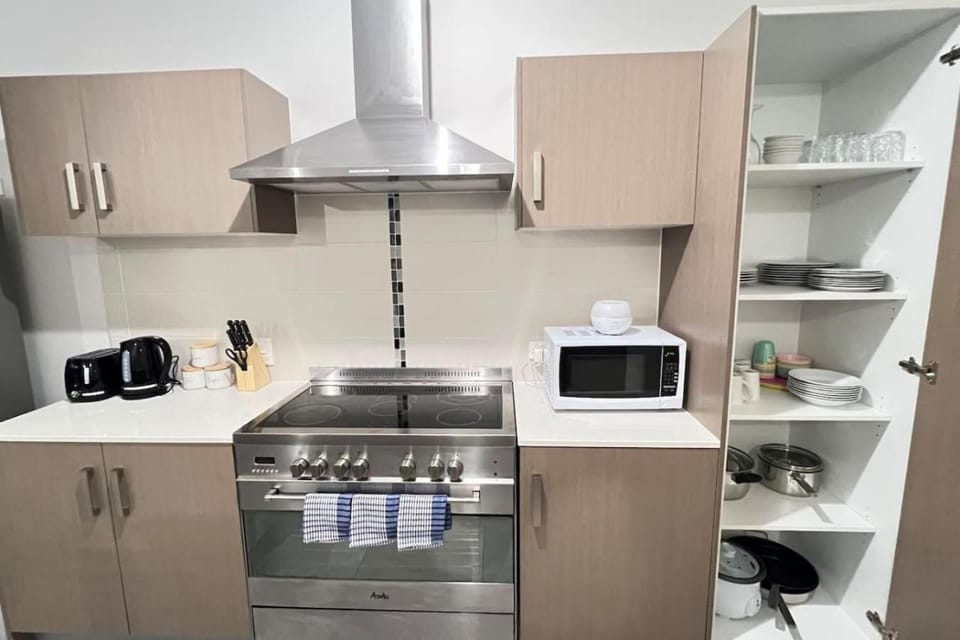 Fully Airconditioned Modern 4BDR 13 Beds Ensuite 2 bath House in Brisbane