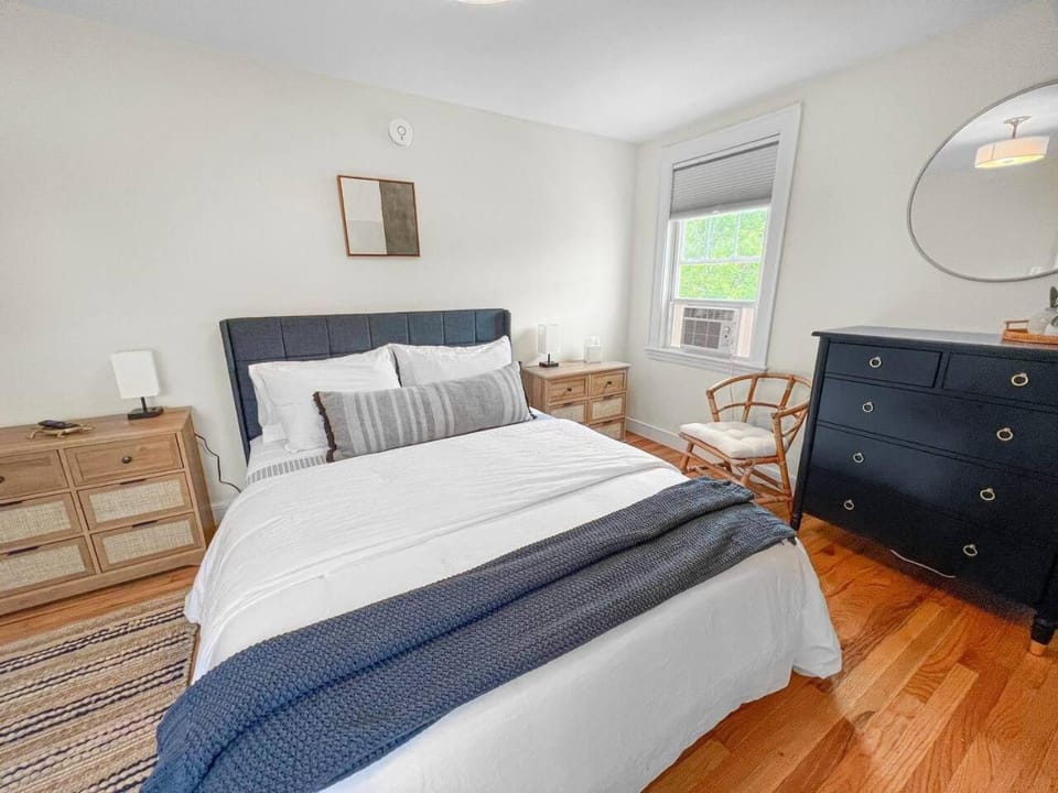 Willard By the Sea - 30 ft to the beach- 1st floor Apartment in South Portland