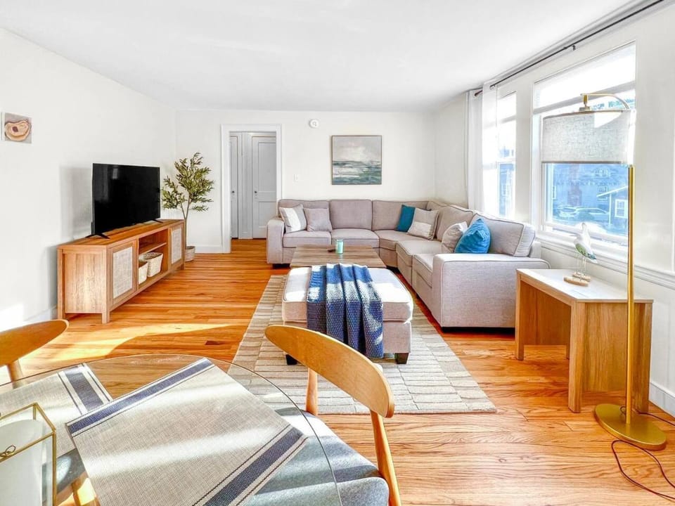 Willard By the Sea - 30 ft to the beach- 1st floor Apartment in South Portland