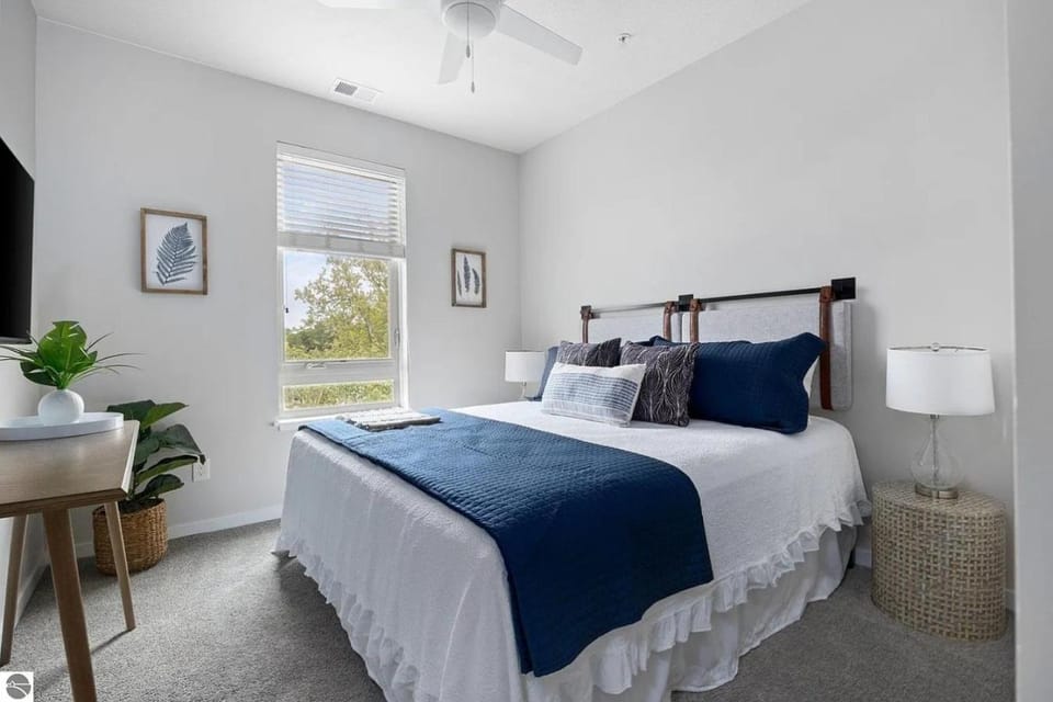 Trailside Retreat 405 2BR Condo Balcony Near Downtown TART Trail House in Traverse City