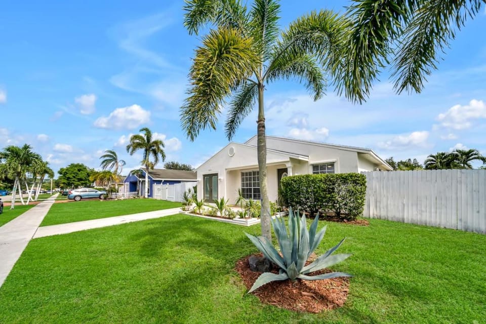 Saddlewood Cottage House in Royal Palm Beach