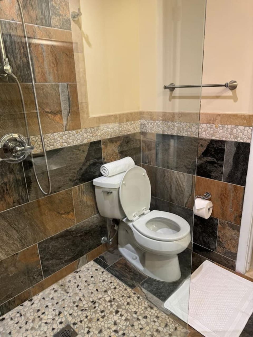 Relax and Recharge at Desirable Living House in Paramus