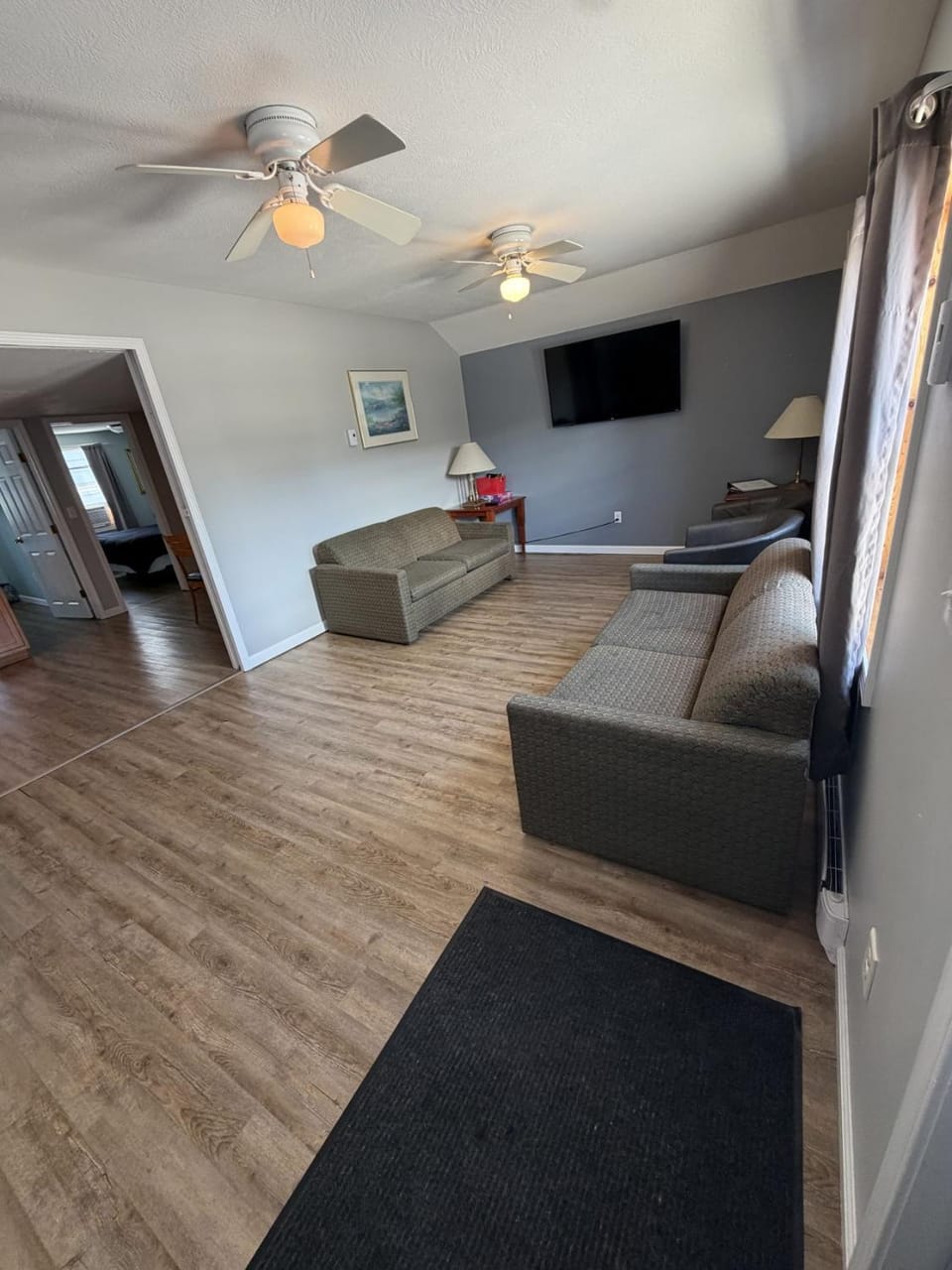 Pet Friendly Walk to Lake Firepit And Grill Apartment in Geneva-on-the-Lake