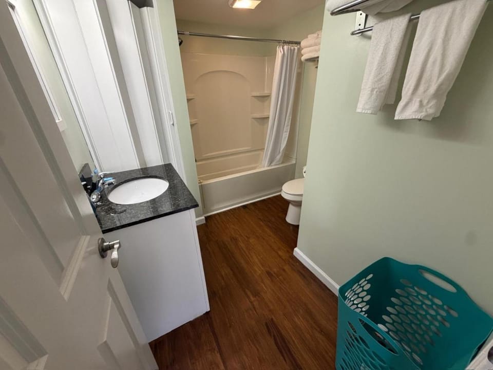 Pet Friendly Strip Stay Near Wineries And Lake House in Geneva-on-the-Lake