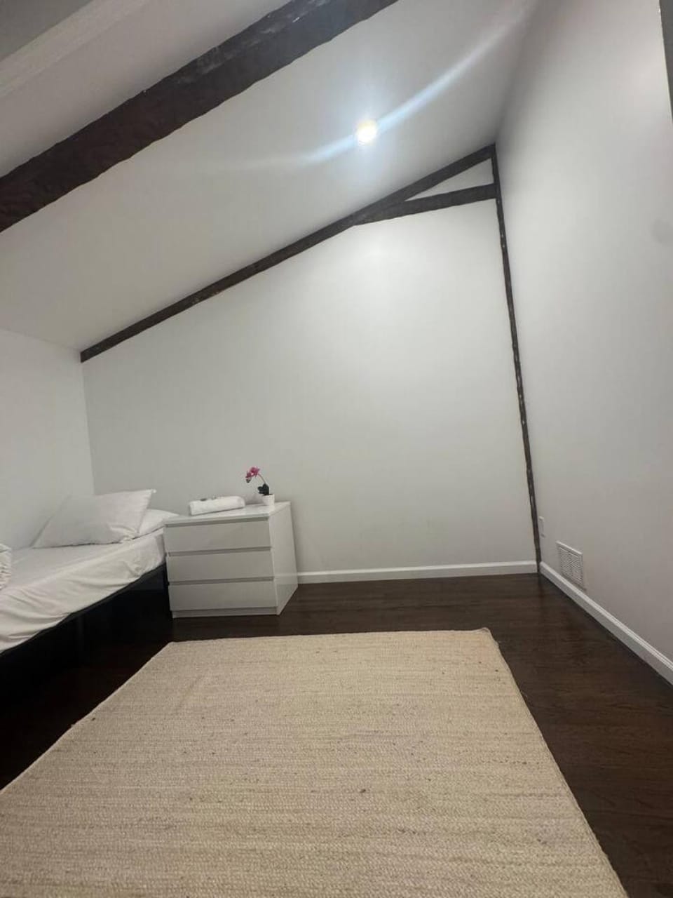 Room with Desk Wi-Fi and coffee House in Paramus