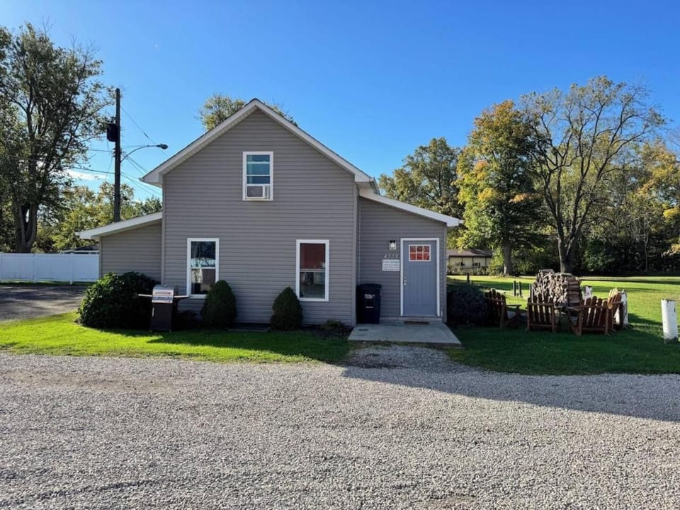 Strip Location Pet Friendly Fire Pit House in Geneva-on-the-Lake
