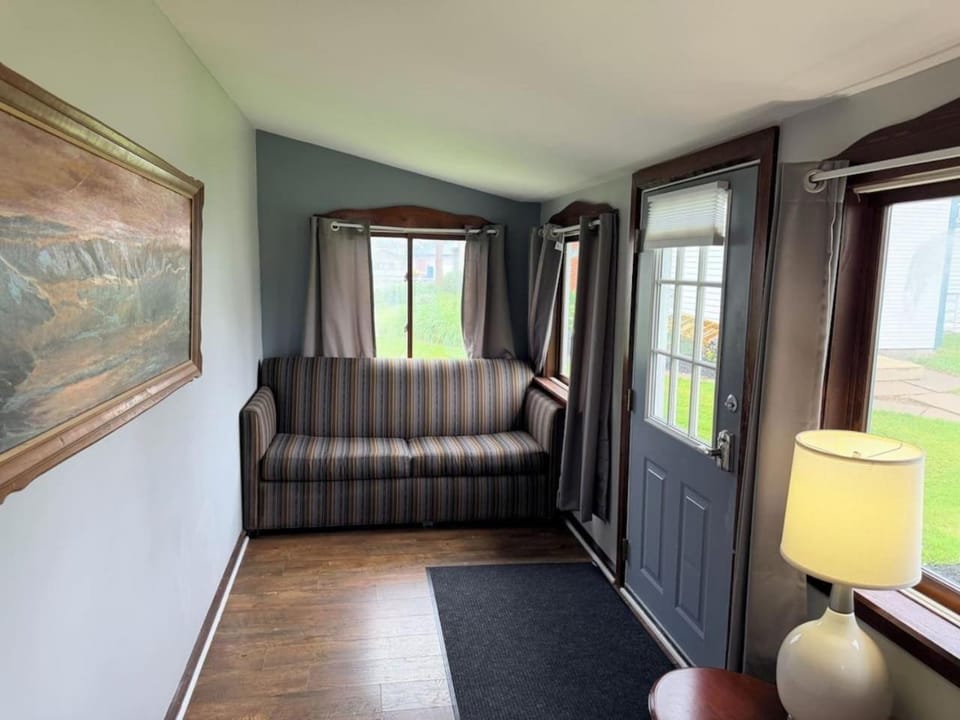 Center Strip Pets OK Wi-Fi Near Wineries House in Geneva-on-the-Lake